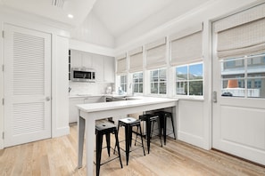 Réfrigérateur, micro-ondes, plaque de cuisson, lave-vaisselle