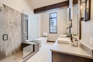 Badewanne, Haartrockner, Handtücher