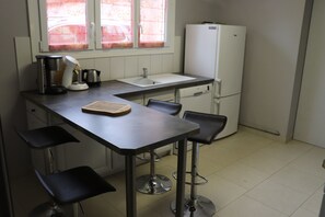 Een koelkast, een magnetron, een oven, een kookplaat