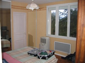3 slaapkamers, een strijkplank/strijkijzer, reisbedje, gratis wifi