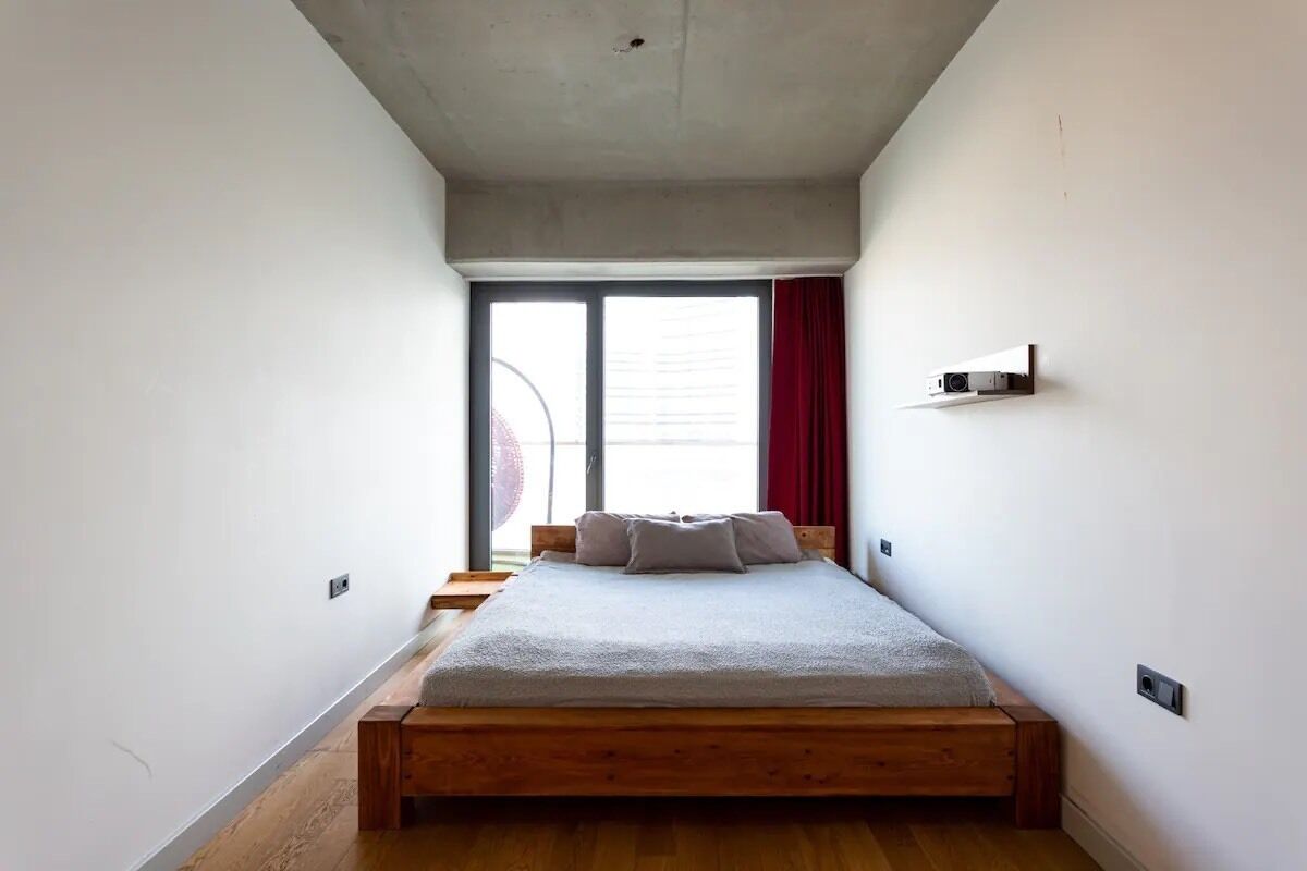 Amazing Central King Suite in 2 BR condo W Pool & Gym ( Ideal for long Stay)