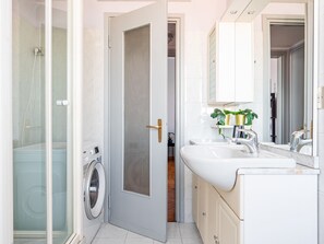Deluxe Apartment | Bathroom