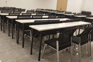A classroom with rows of tables and chairs, arranged in a classroom layout. - Citi Home Hotel (Taohua Town Government) (Feixi)