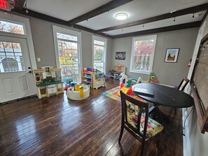 Children’s area - Spacious 5 bedroom  Farmhouse Perfect for Family/Friend Reunions (Indianapolis)