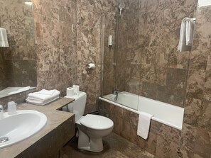 Familien-Vierbettzimmer | Badezimmer | Handtücher
