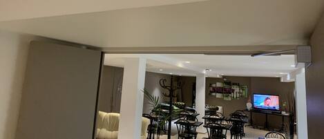 Déjeuner et dîner servis sur place