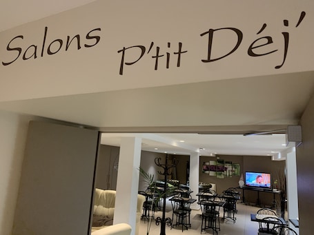 Lunch and dinner served . Hôtel des Etats Unis