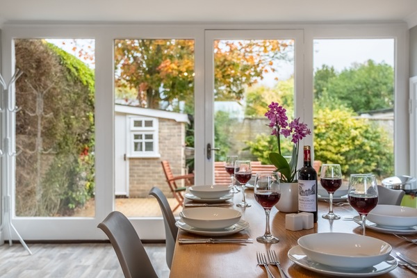 Maltings Lodge, Chelsworth: Enjoy every meal with sunlight streaming