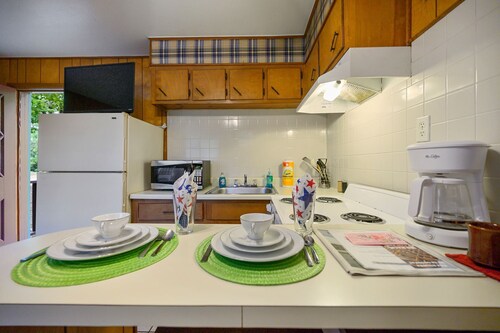 Cherokee Rose, Sleeps 4 guest w/ fully stocked kitchen, & Fishing Pond!