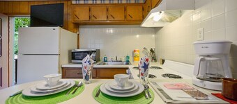 Cherokee Rose, Sleeps 4 guest w/ fully stocked kitchen, & Fishing Pond!