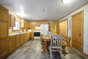 Oven, stovetop, toaster, cookware/dishes/utensils