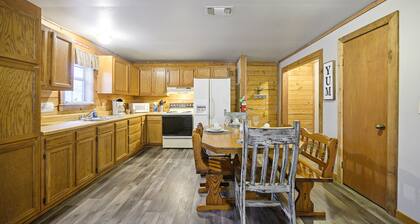 CRABAPPLE COVE 2 Bedroom, sleeps 8 on Stocked fishing Pond!