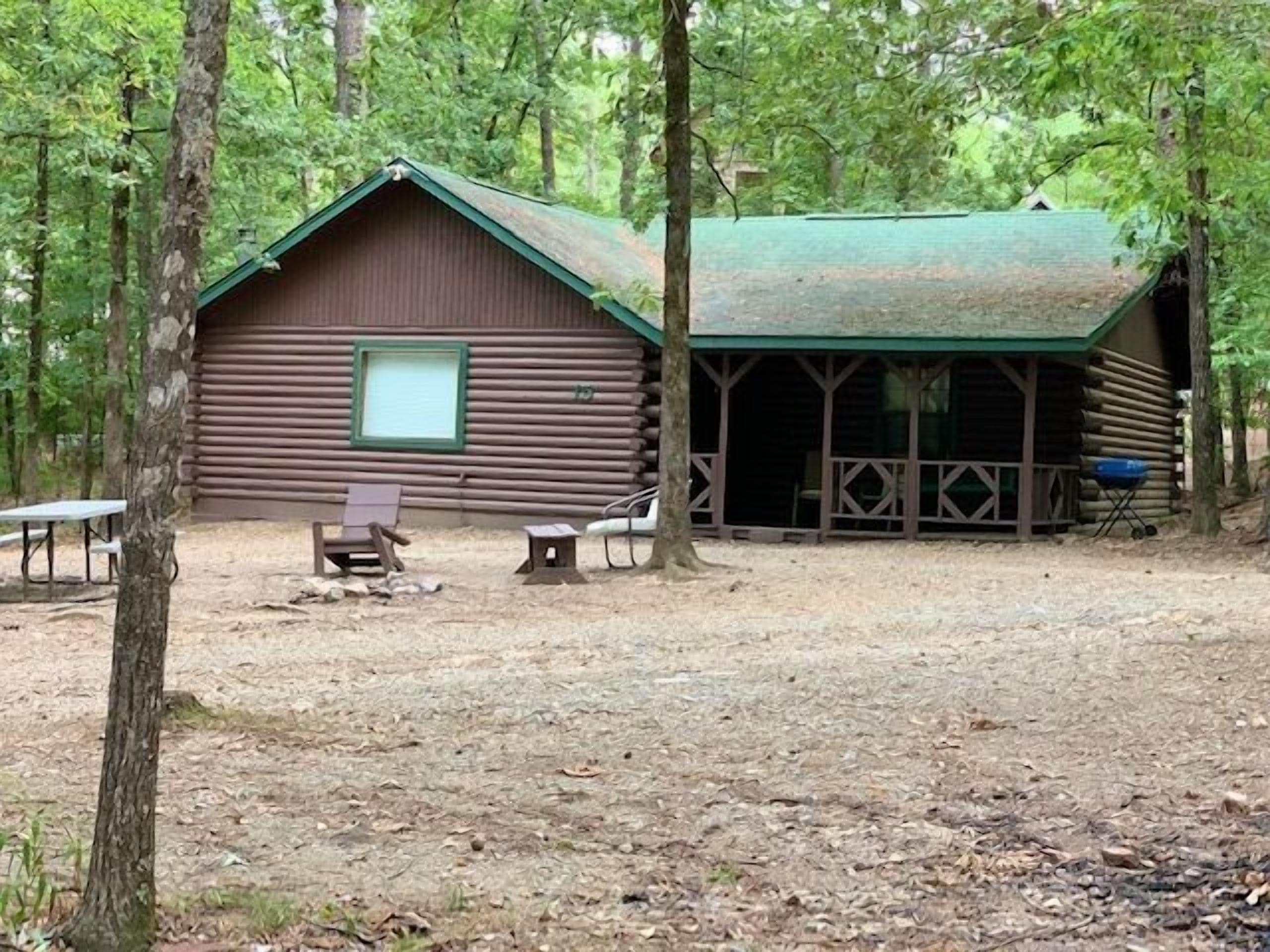 2 Bedroom Cabin Sleeps up to 8 Guest, Full size kitchen, Fishing pond