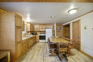 Cooktop, talheres/pratos/utensílios de cozinha