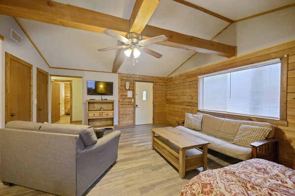 TV - Muscadine Manor - 2 Bedroom Cabin at the Whip Poor Will resort. (Broken Bow)