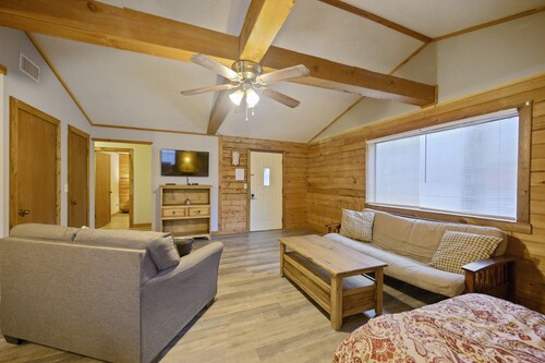Muscadine Manor | Sleeps 8 | Porch Swing, Fire Pit & Near Beavers Bend