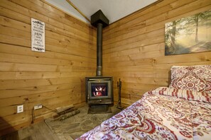 2 bedrooms, internet, bed sheets - Muscadine Manor - 2 Bedroom Cabin at the Whip Poor Will resort. (Broken Bow)