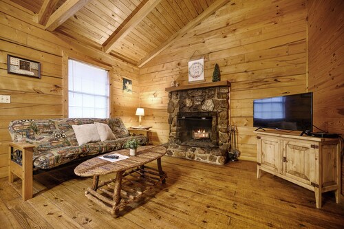 Peach Blossom | Sleeps 6 | Pond View Deck, Fireplace & Near Beavers Bend