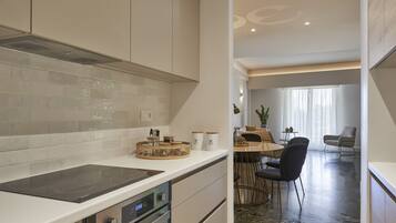 Fridge, oven, stovetop, cookware/dishes/utensils