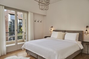 3 bedrooms, iron/ironing board, free WiFi, bed sheets - Chic n Bright 3 Bd Apt with Hilton View (Athens)
