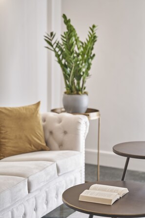 Living area - Chic n Bright 3 Bd Apt with Hilton View (Athens)
