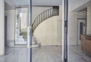 Interior entrance - Chic n Bright 3 Bd Apt with Hilton View (Athens)