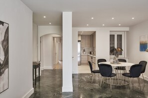 In-room dining - Chic n Bright 3 Bd Apt with Hilton View (Athens)