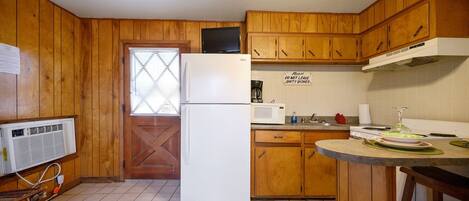 Ovn, kogeplade, brødrister, køkkentøj/tallerkener/redskaber