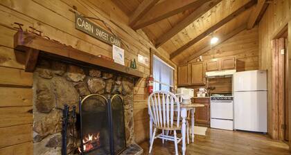 Sugarberry Shack - 1 Bedroom Honeymoon Cabin Whip Poor Will Resort!