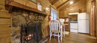 Sugarberry Shack | Honeymoon Cabin | Fireplace & Near Beavers Bend