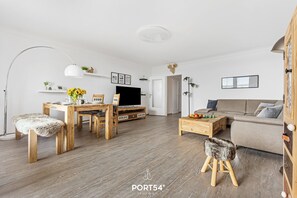 Fernseher, Tischtennisplatte