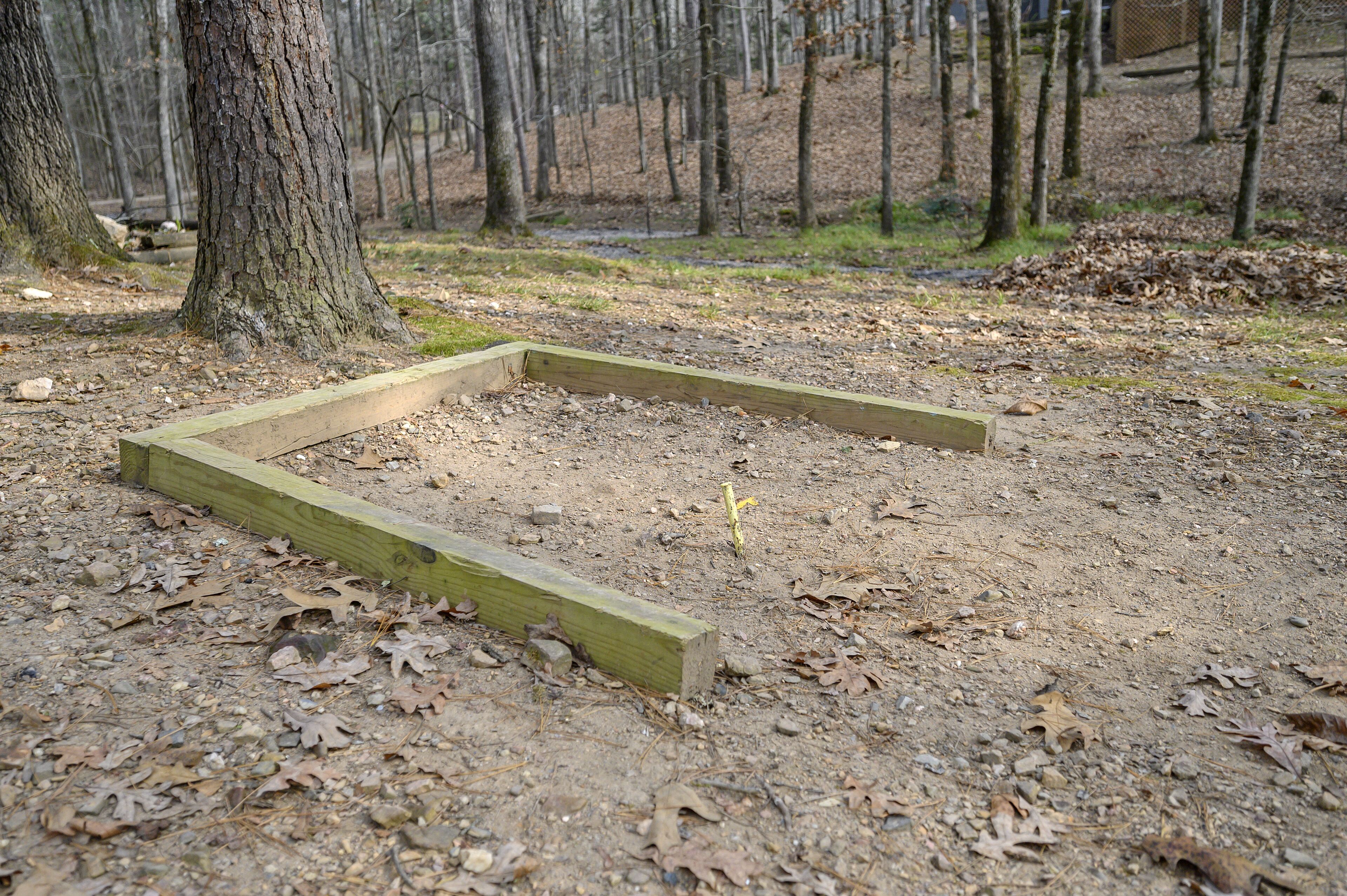 Une structure en bois située dans une zone boisée.