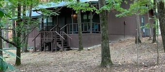 Sweet Gum Lodge | Schlafmöglichkeiten für 10 | Überdachte Veranda, Feuerstelle & Nahe Beavers Bend