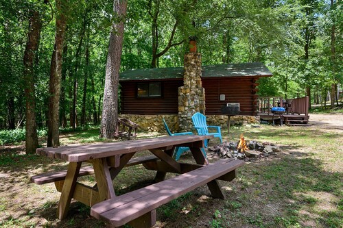 Sweet Pea Place | Sleeps 4 | Fireplace, Fire Pit & Near Beavers Bend