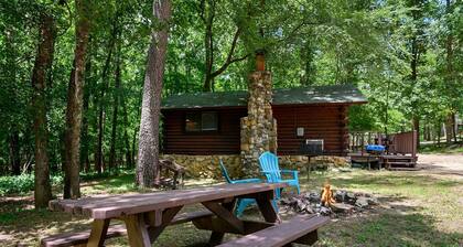 Sweet Pea Place | Sleeps 4 | Fireplace, Fire Pit & Near Beavers Bend