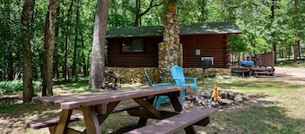 Sweet Pea Place | Sleeps 4 | Fireplace, Fire Pit & Near Beavers Bend