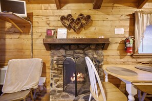 Liesi, keittoastiat/astiat/ruokailuvälineet