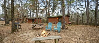 Wisteria Way | Sleeps 4 | Cozy Studio Cabin Near Beavers Bend