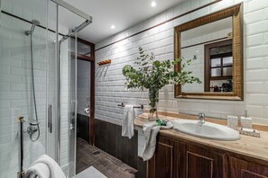 Douche, sĂšche-cheveux, serviettes fournies, savon