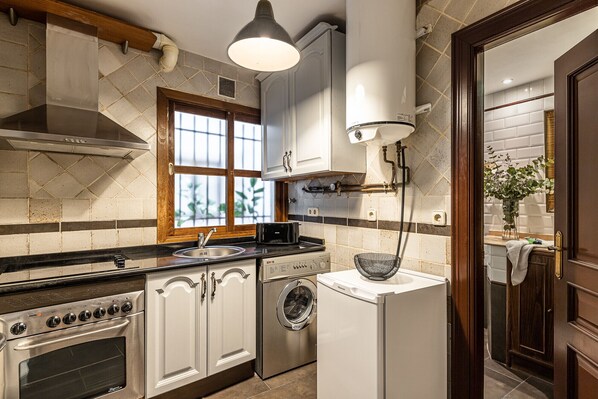 Een koelkast, een microgolfoven, een oven