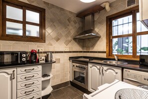 Een koelkast, een microgolfoven, een oven