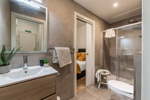 Een douche, een haardroger, handdoeken