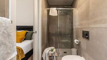 Regadera, secadora de cabello, toallas