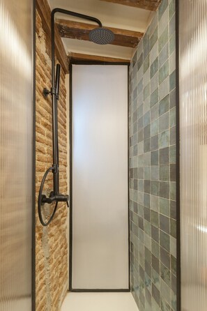 Een douche, een haardroger, handdoeken