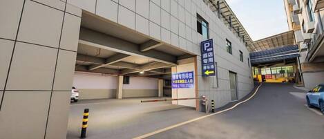 Eine mehrgeschossige Parkgarage mit deutlicher Beschilderung zur Parkplatzführung.