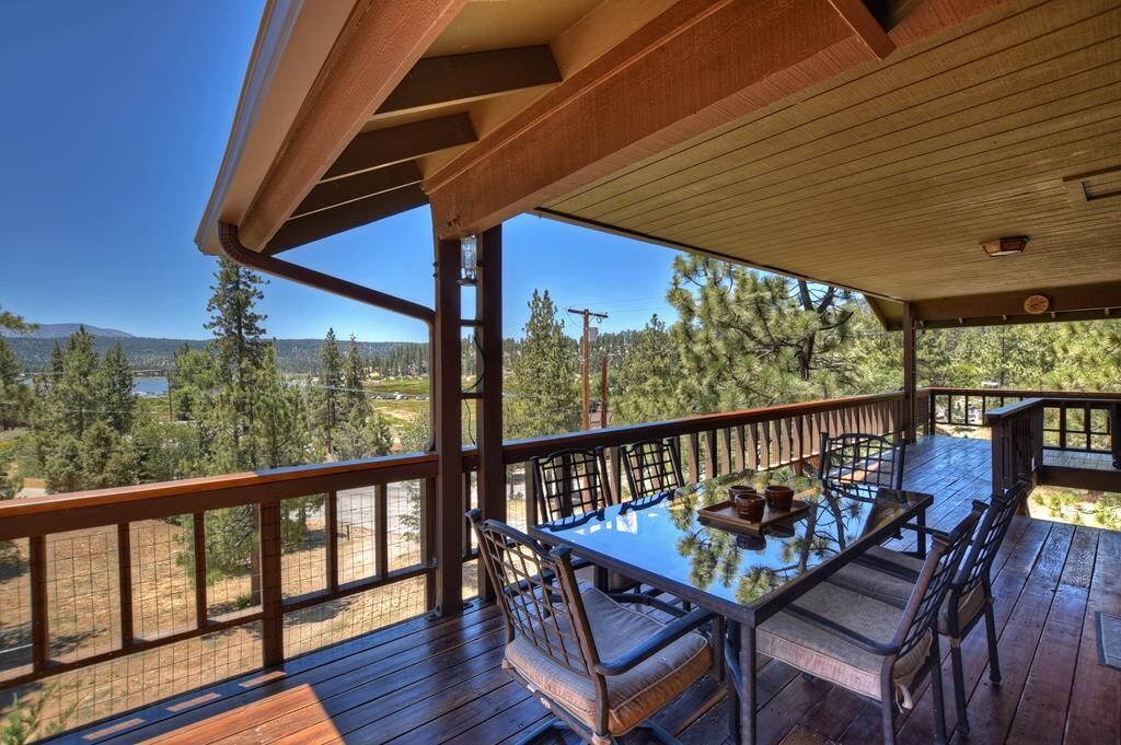 Lakeview cabin with BBQ, pool table, jetted tub, just a short walk to marina!