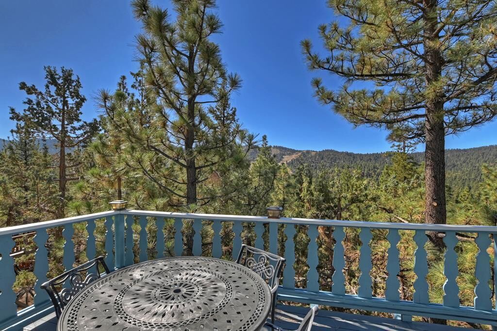 Charming Ski Getaway, views, BBQ, Covered deck near Bear Mountain Ski Resort