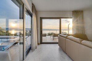 Fernseher, Videospiele, Tischtennisplatte, Stereoanlage