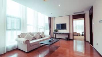 Una sala de estar moderna con un sofá, una mesa de centro y un televisor de pantalla plana.