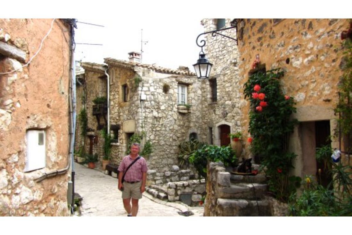 PROVENCAL MAS FACING THE LUBERON HILLS NEXT TO ROBION VILLAGE